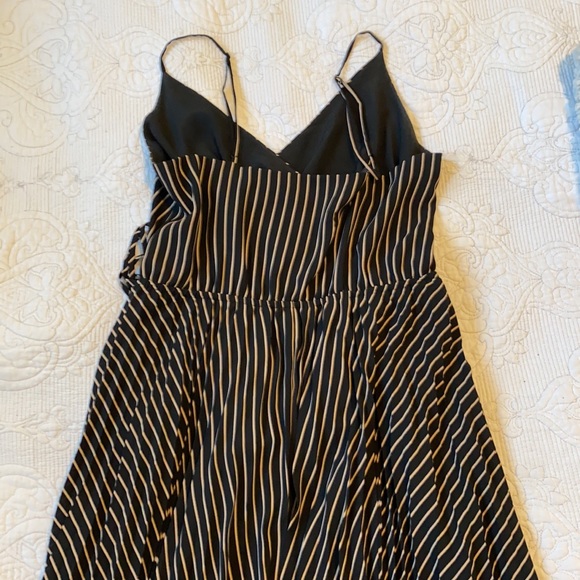 Ali and Jay Black and Tan stripped dress size large dress with pleated skirt - Picture 9 of 11